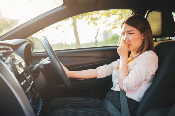 車内が臭う！臭いの原因と消臭方法とは？