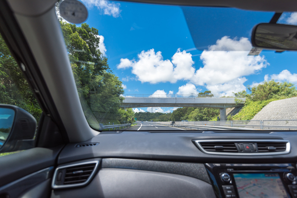 夏のドライブを快適に！効果的な紫外線対策で車を守ろう