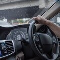 秋の急な雨・濃霧対策!安全を確保する視界メンテナンス術