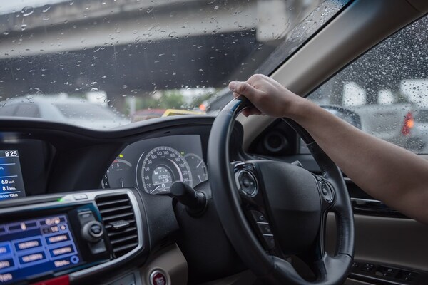 秋の急な雨・濃霧対策！安全を確保する視界メンテナンス術