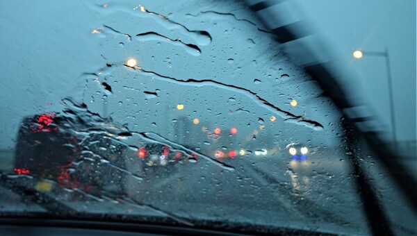 夏の終わりに車をチェック！雨の日の視界とタイヤを安全に保つ予防策