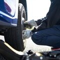 走行中の異変を見逃すな！プロが教える「タイヤのパンク」初期症状と事前の空気圧チェック